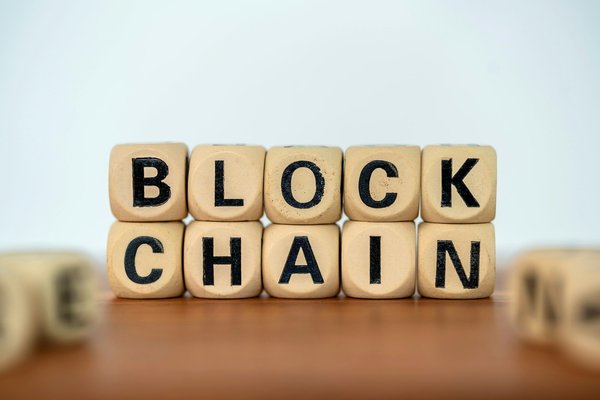 Comment les technologies de la blockchain peuvent-elles transformer les transactions immobilières en ligne?